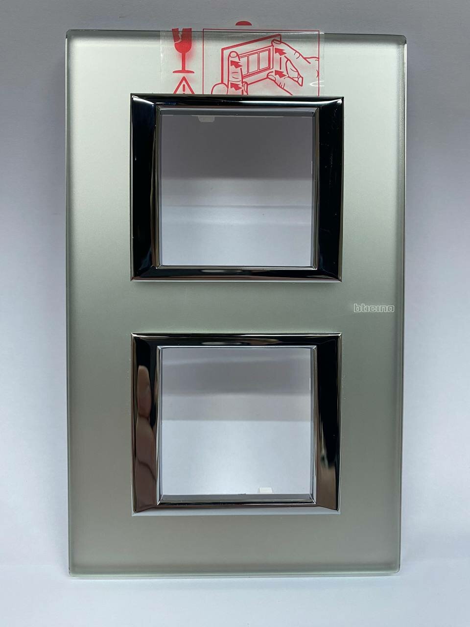 Bticino Рамка вертикальная немецкий 2+2 мод Axolute Матовое стекло HA4802/2VSA