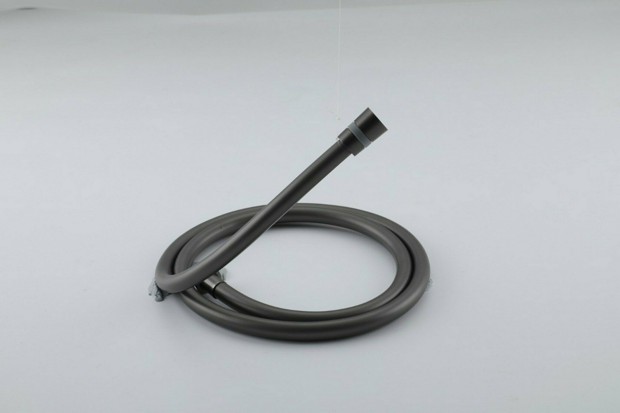 фото Шланг для душа Gappo G47-9 оружейная сталь