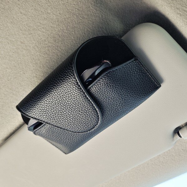 Автомобильный футляр для солнцезащитных очков на козырек авто, кейс очечник в машину (чёрный, экокожа) #22752