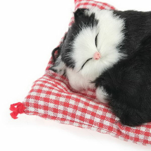 Игрушка на панель авто кошка на подушке черно-белый окрас