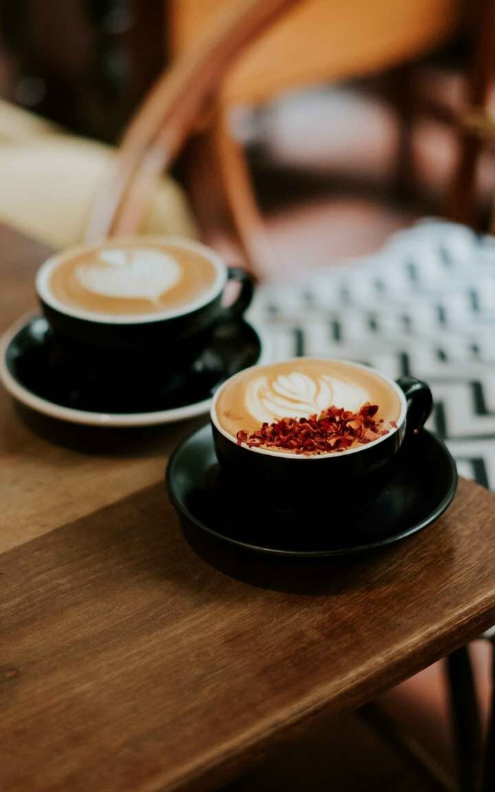 фото Картина на холсте 60x110 Альянс Лес "Чашки, капучино, стол, деревянный" на подрамнике / интерьер/ декор