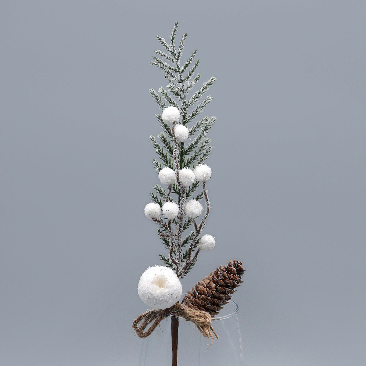 XW23-134 Ветка сосновая с шишкой и белыми ягодами снежная