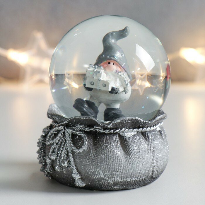 Сувенир полистоун водяной шар "Дед Морозик с подарками" серебро 7х6,7х8,8 см 7568040 .