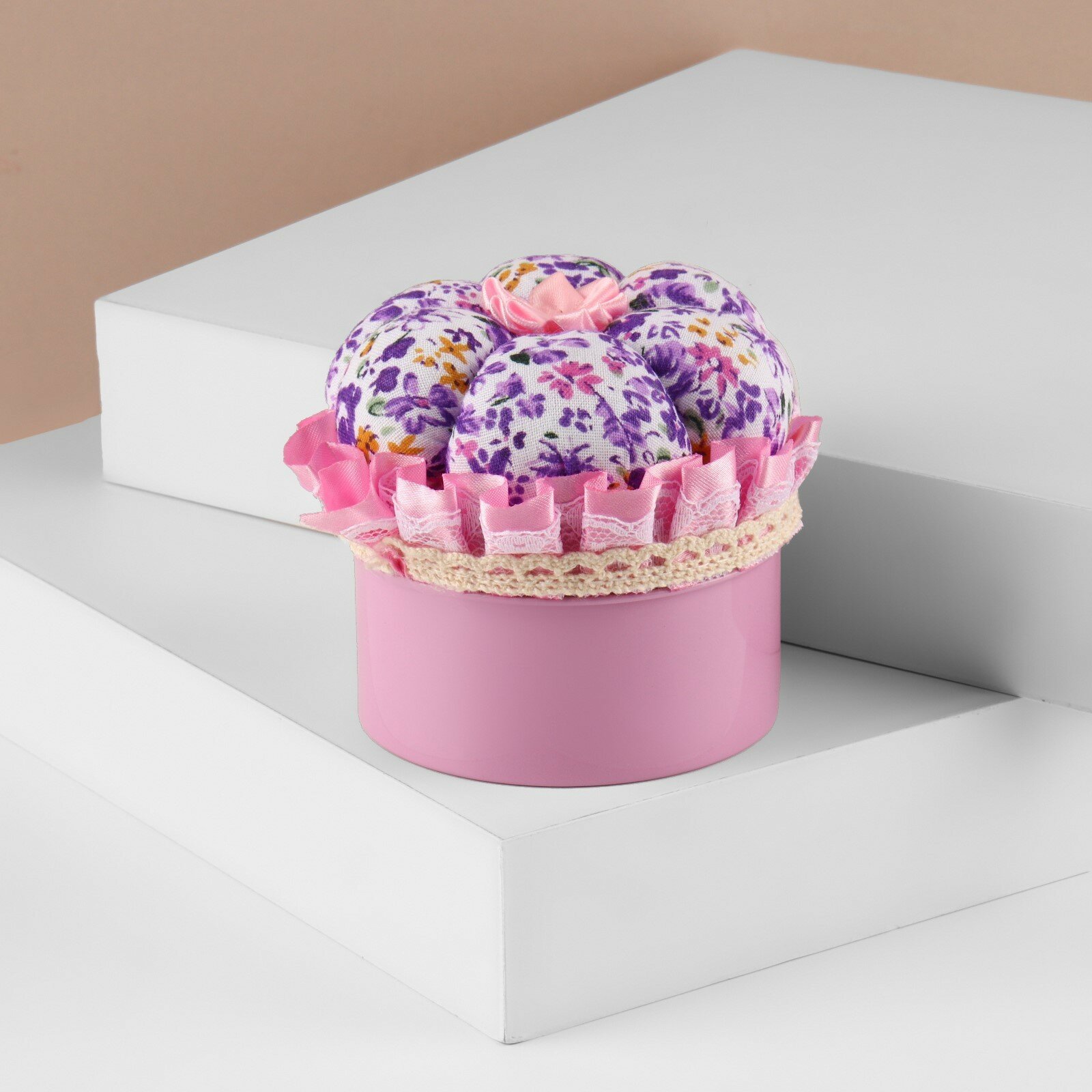 Игольница со шкатулкой для хранения мелочей, 8 × 7,8 × 7,8 см, цвет микс