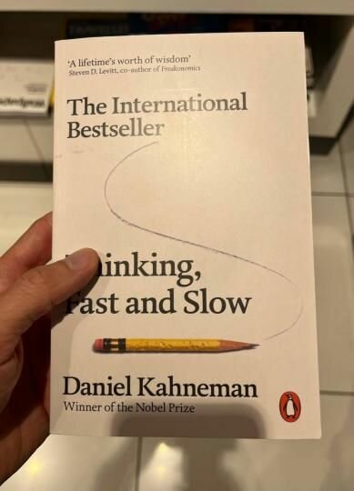 Книга на английском языке Thinking Fast and Slow by Daniel Kahneman/ Быстрое и медленное мышление Даниэль Канеман