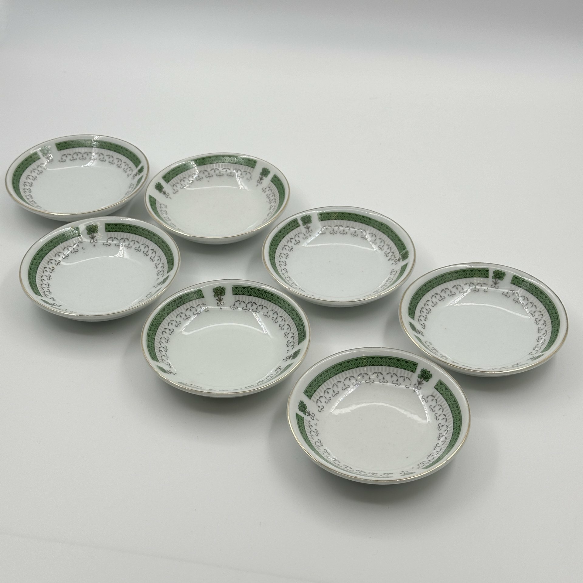 фото Набор розеток, украшенных зеленым геометрическим декором на 7 персон, фарфор