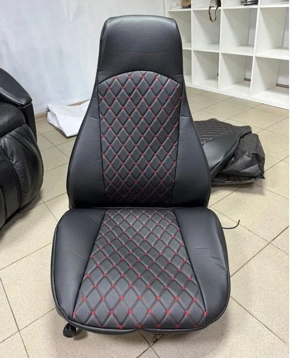 фото AVM Комплект чехлов ВАЗ 2112 / 2172 / PRIORA хэтчбэк Экокожа ромб бабочка черный/красная нить