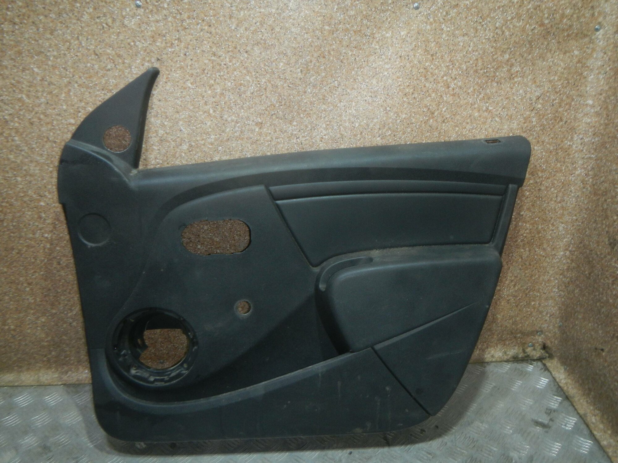 Б/У Обшивка двери передней правой, Renault (Рено)-SANDERO (09-) RENAULT SANDERO (09-) Царапины. 336810 RENAULT арт. 8200...