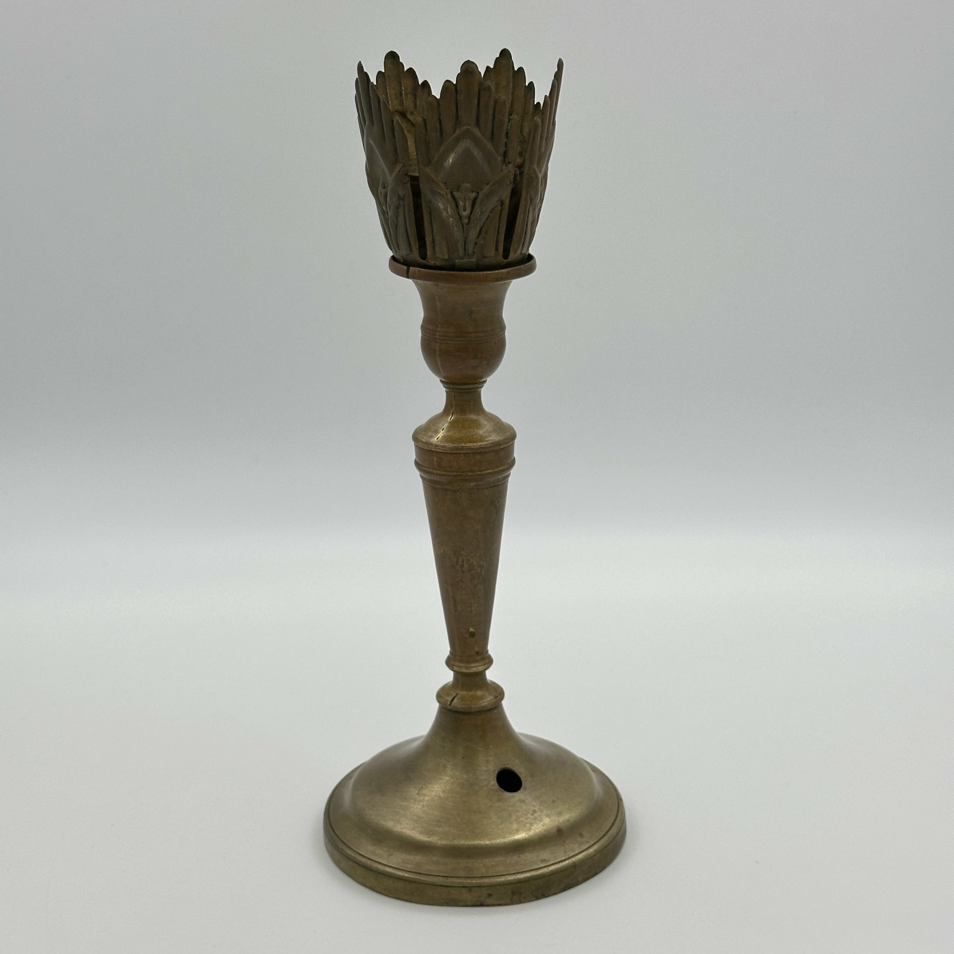 фото Основание лампы факелообразной формы с растительными декоративными элементами