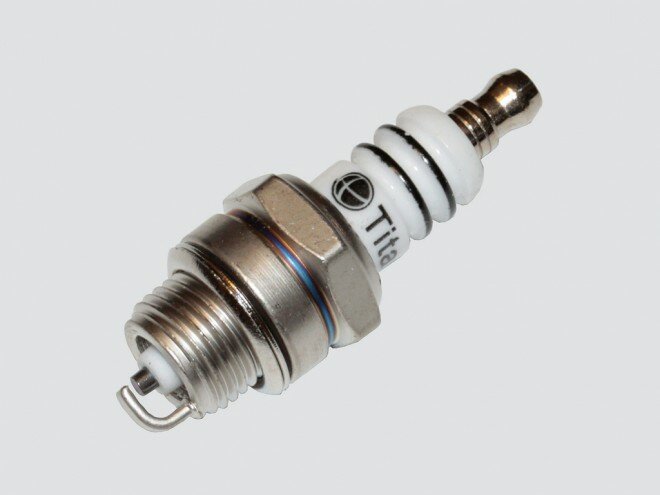 Свеча для бензотриммера L7T S двухэлектродная (применяется в двухтактных двигателях бензотриммеров TITAN 951-008