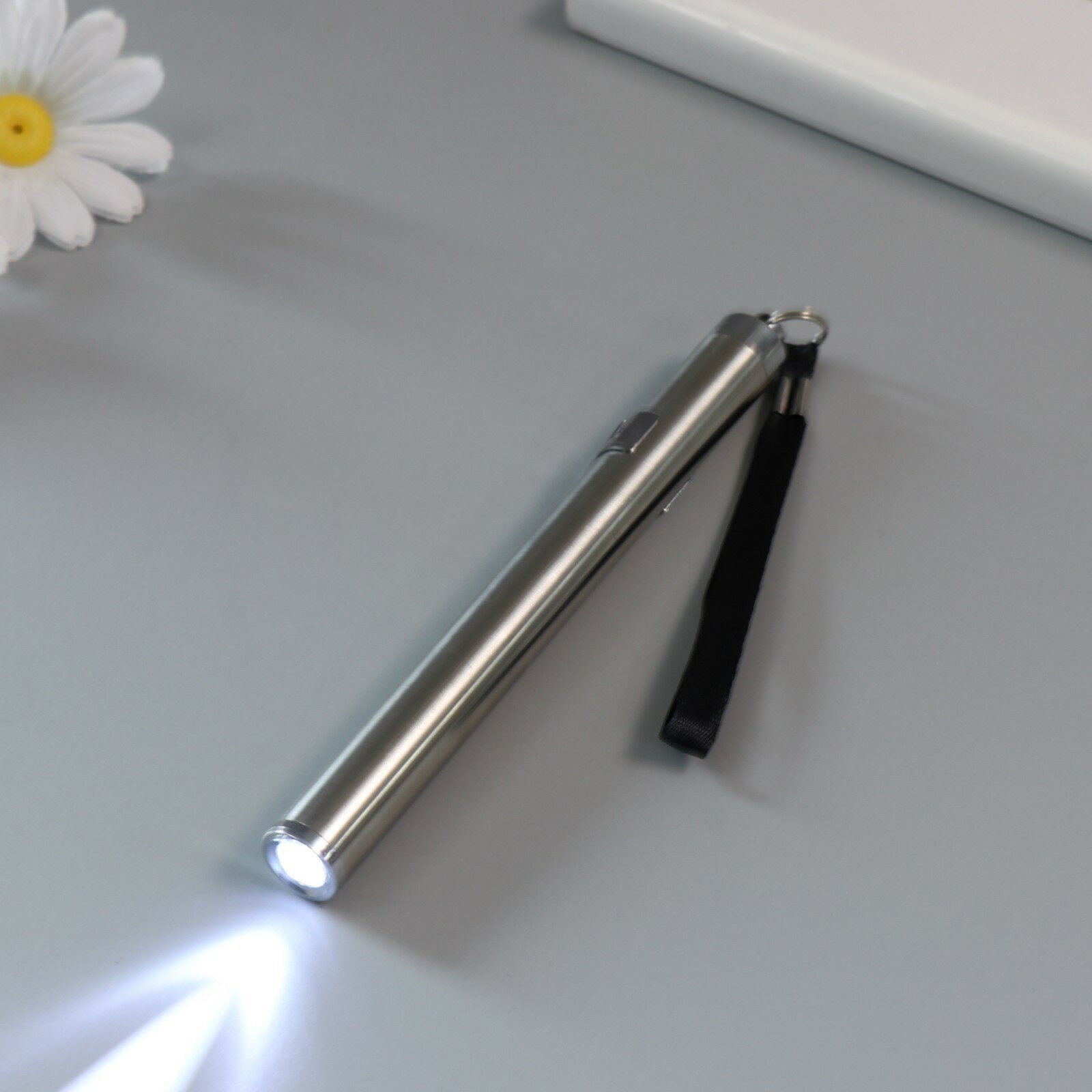 фото Фонарик свет с ремешком металл "Серебро" AAAx2 шт 1,4х1,4х13,5 см 1шт.