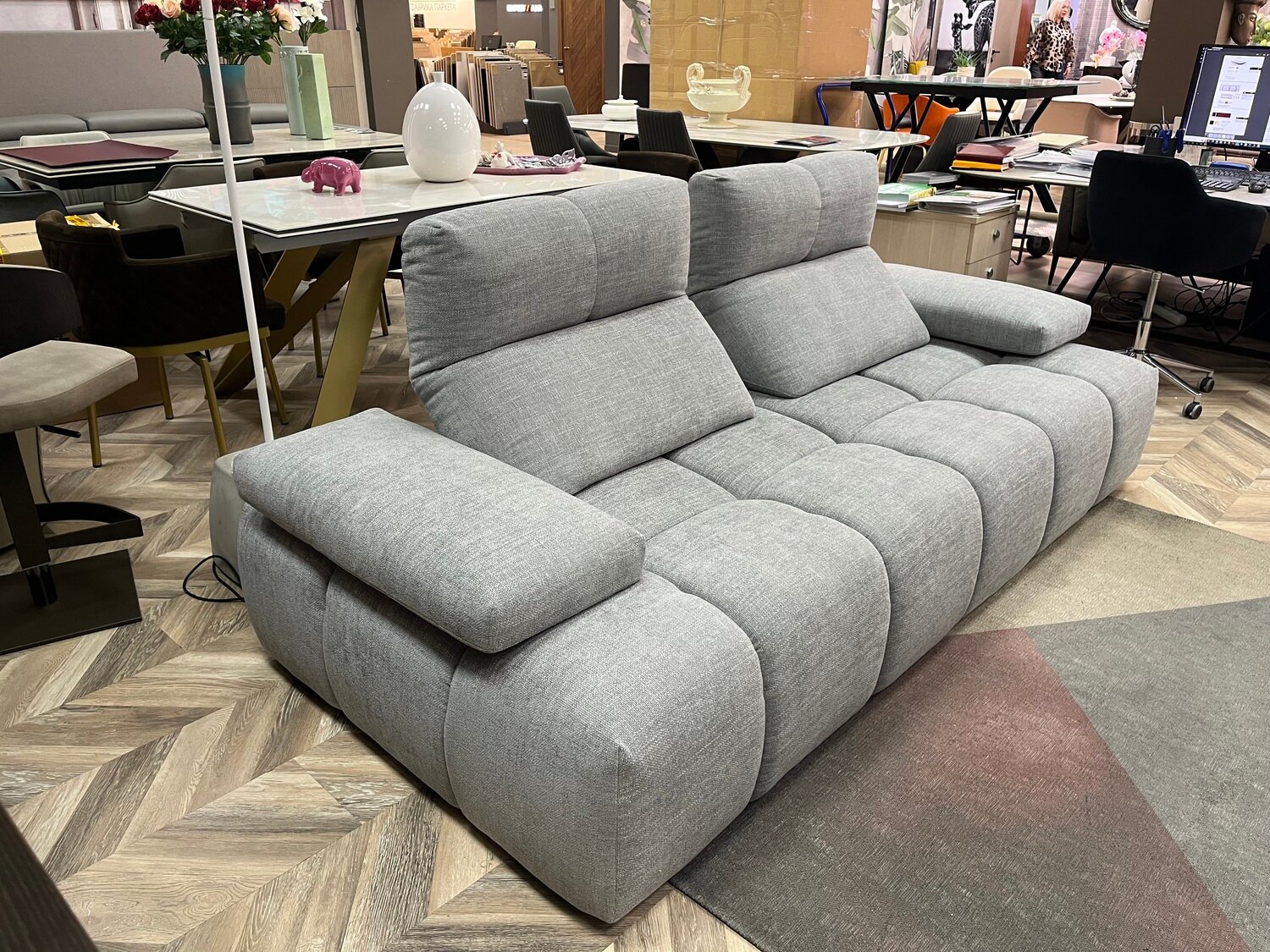 фото Итальянский Диван Sommier прямой Calia Italia Диван в серой ткани с шагающей спинкой