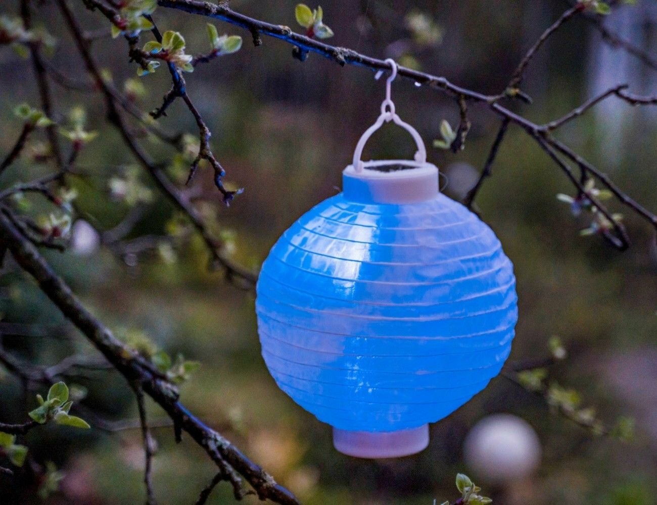 фото Садовый светильник подвесной Solar китайский фонарик С 'танцующим' пламенем на солнечной батарее, белый, 12 RGB LED-огней, 20х23 см