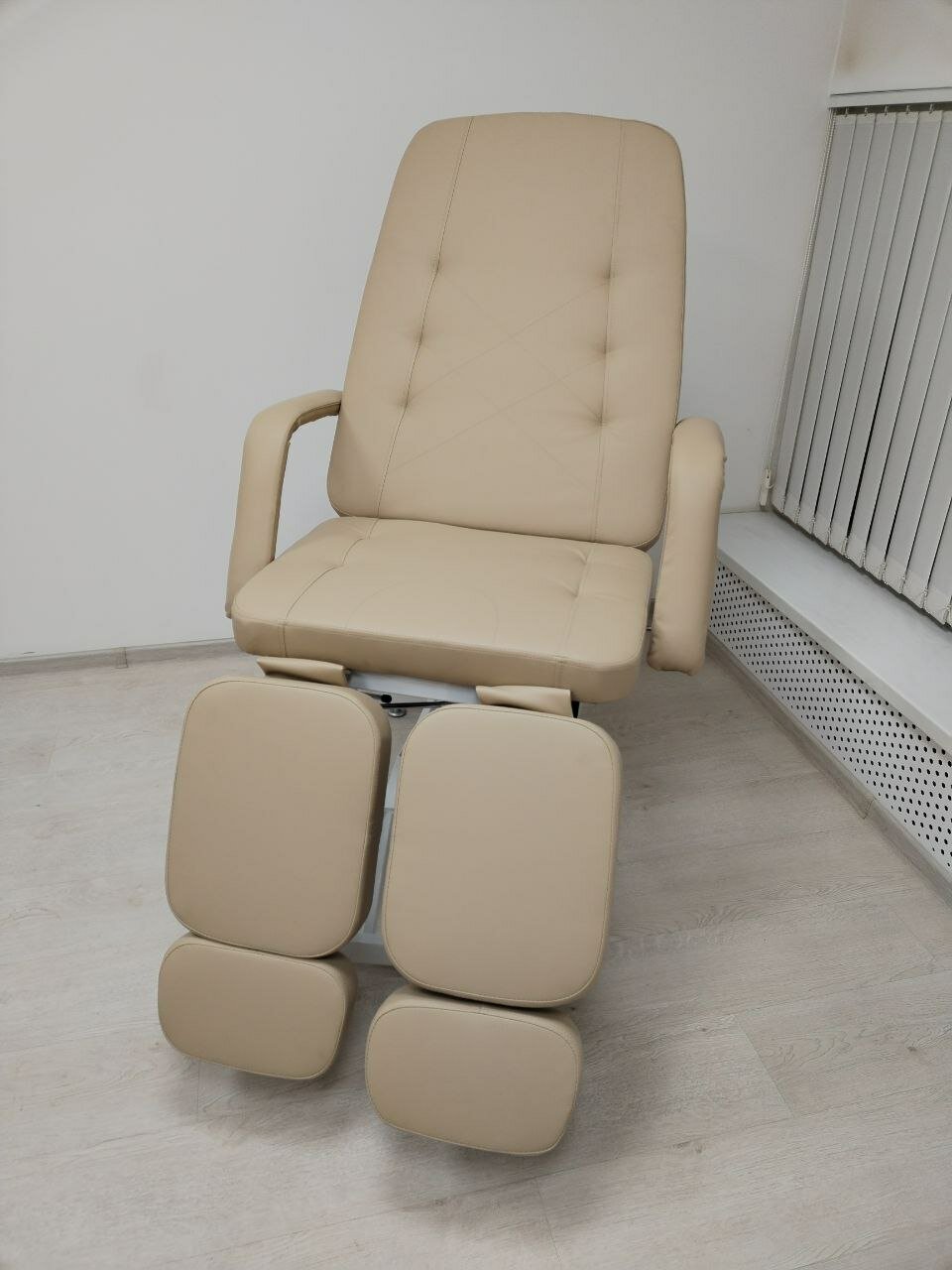 Педикюрное кресло на гидравлике "Омега" обивка стандарт бежевый