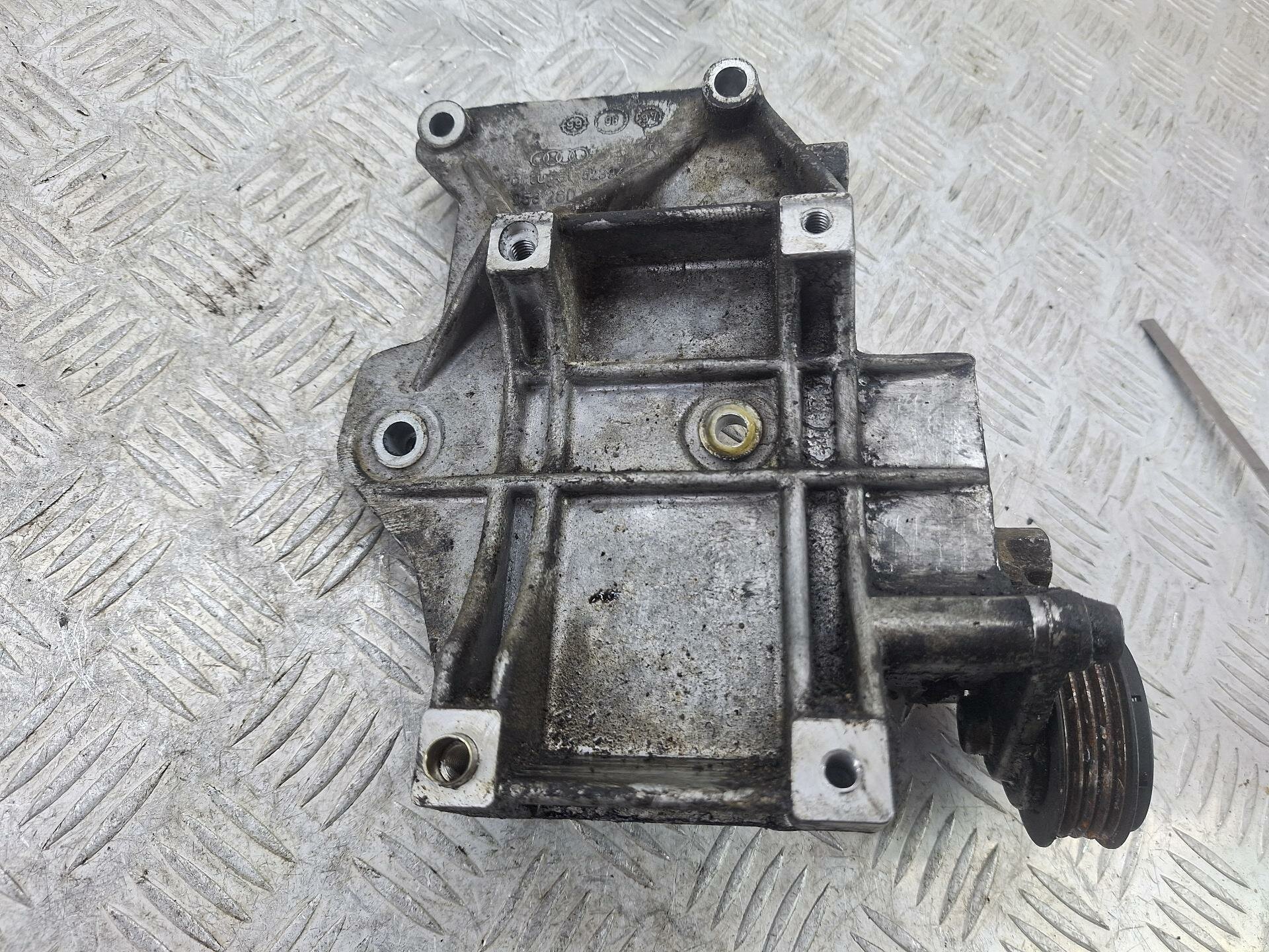 Кронштейн компрессора кондиционера Volkswagen Passat B5 1998 058260885C