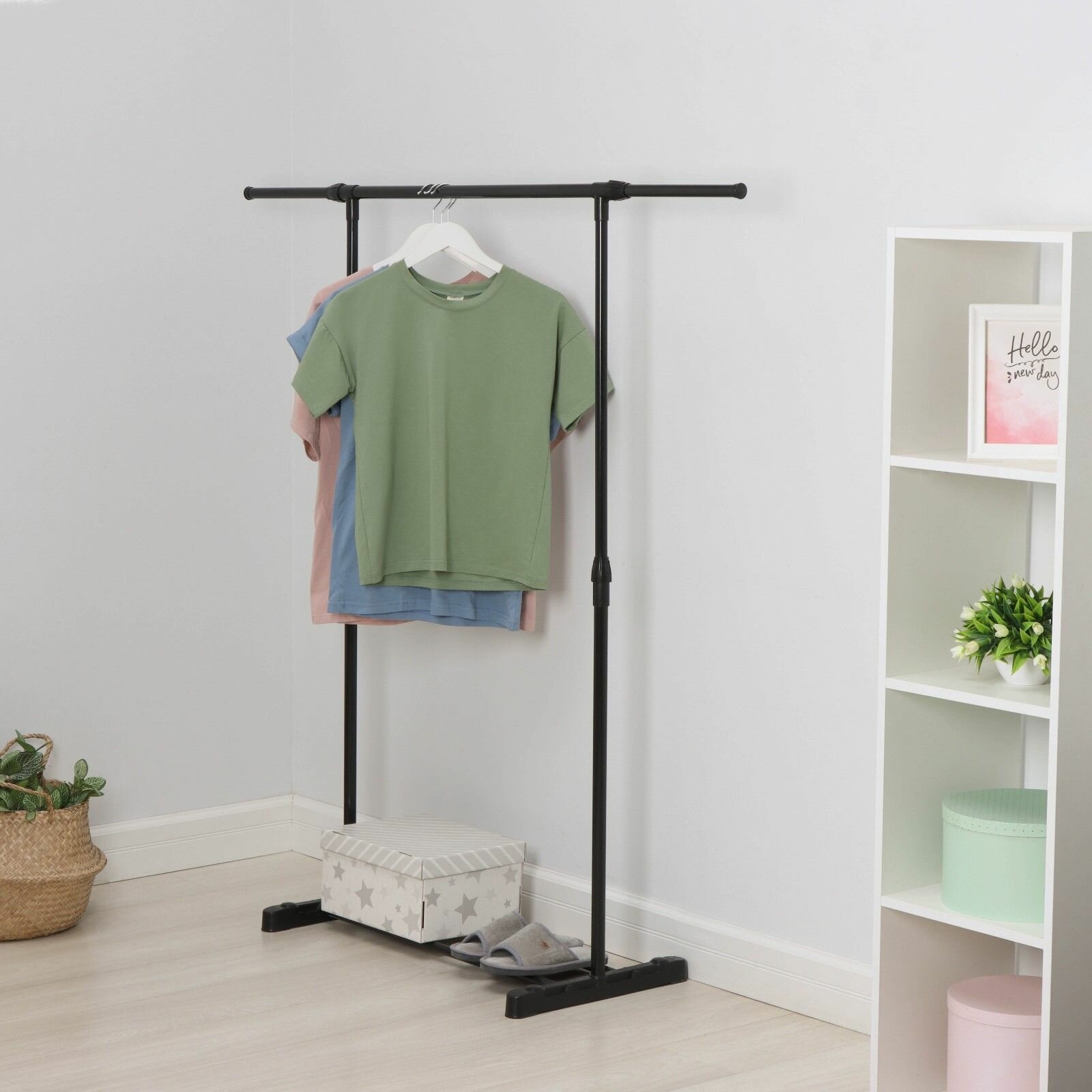 фото Черная напольная телескопическая вешалка для одежды и обуви LaDоm (90х42х90(150) см)