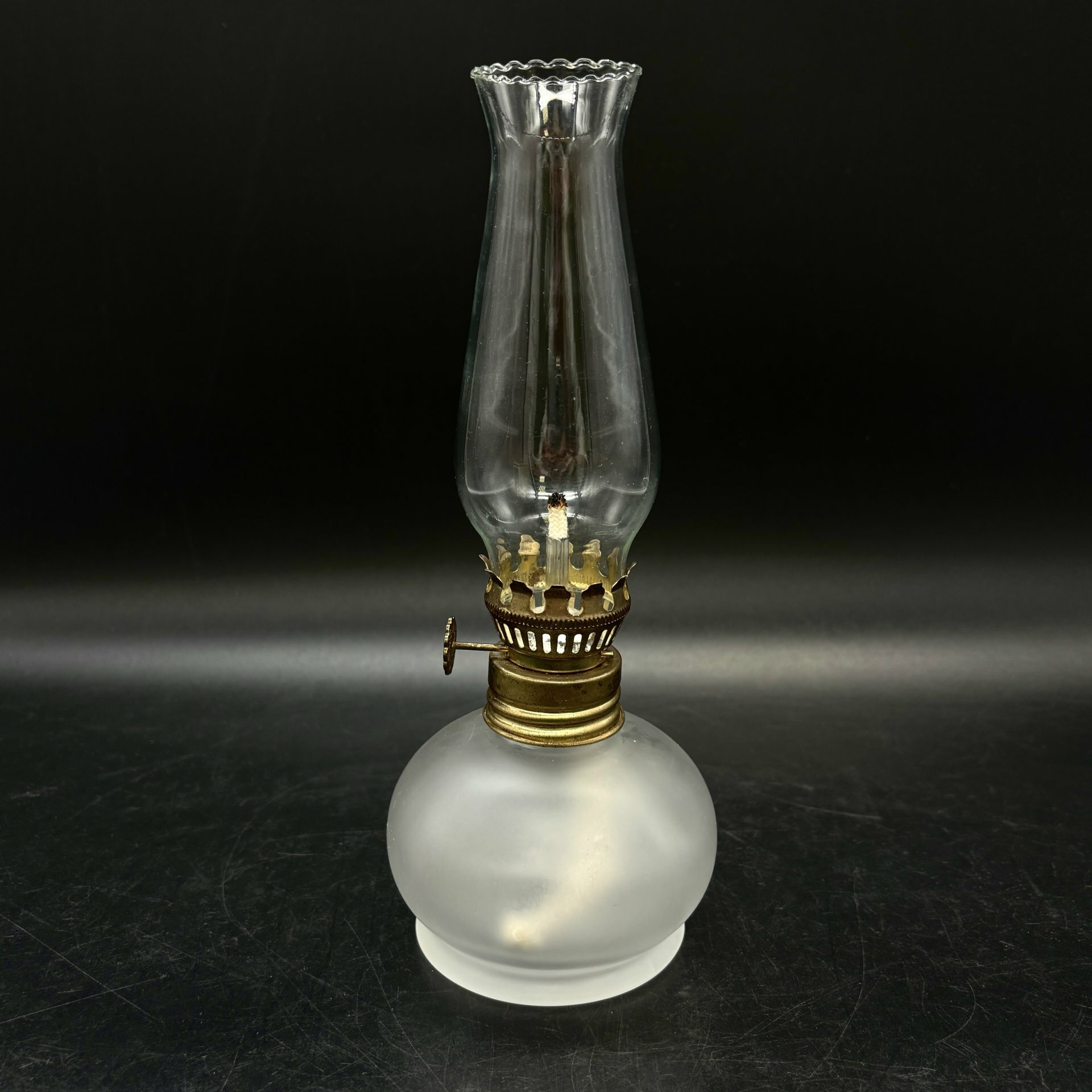 фото Лампа керосиновая настольная, стекло, матированное стекло, металл, Италия