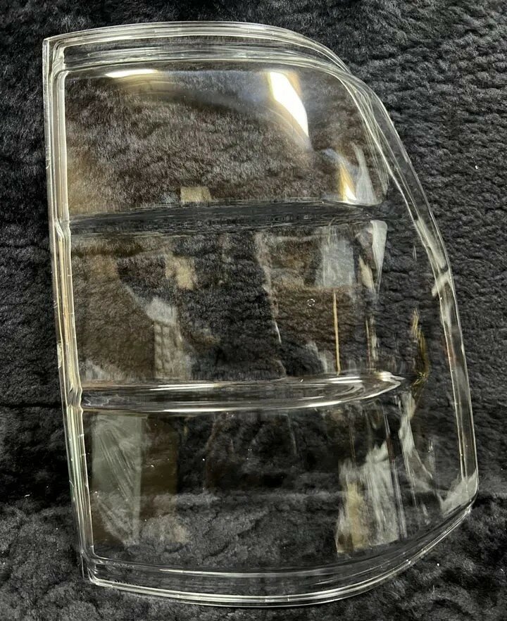 фото Стекло заднего фонаря Mitsubishi Pajero IV, правое 8330A566