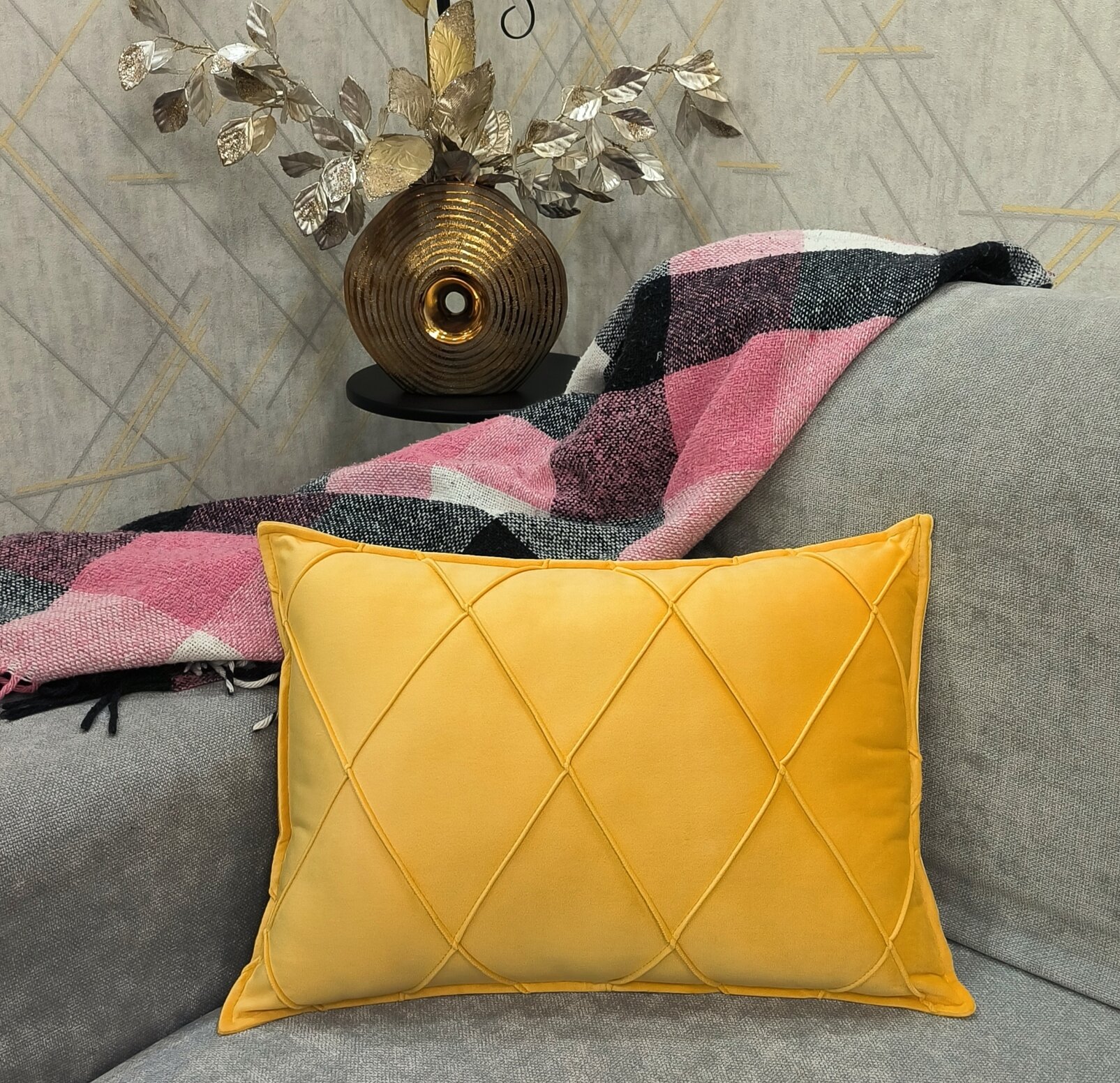 Подушка декоративная на диван 35х50 цвет желтый