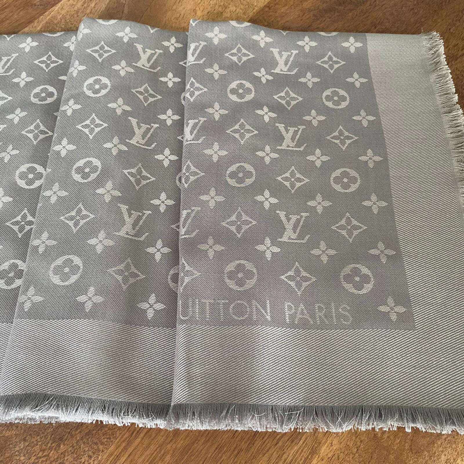 Шаль Louis Vuitton "Monogram Classic", жаккард, натуральный шелк 60%, шерсть 40%, серый верона M72238