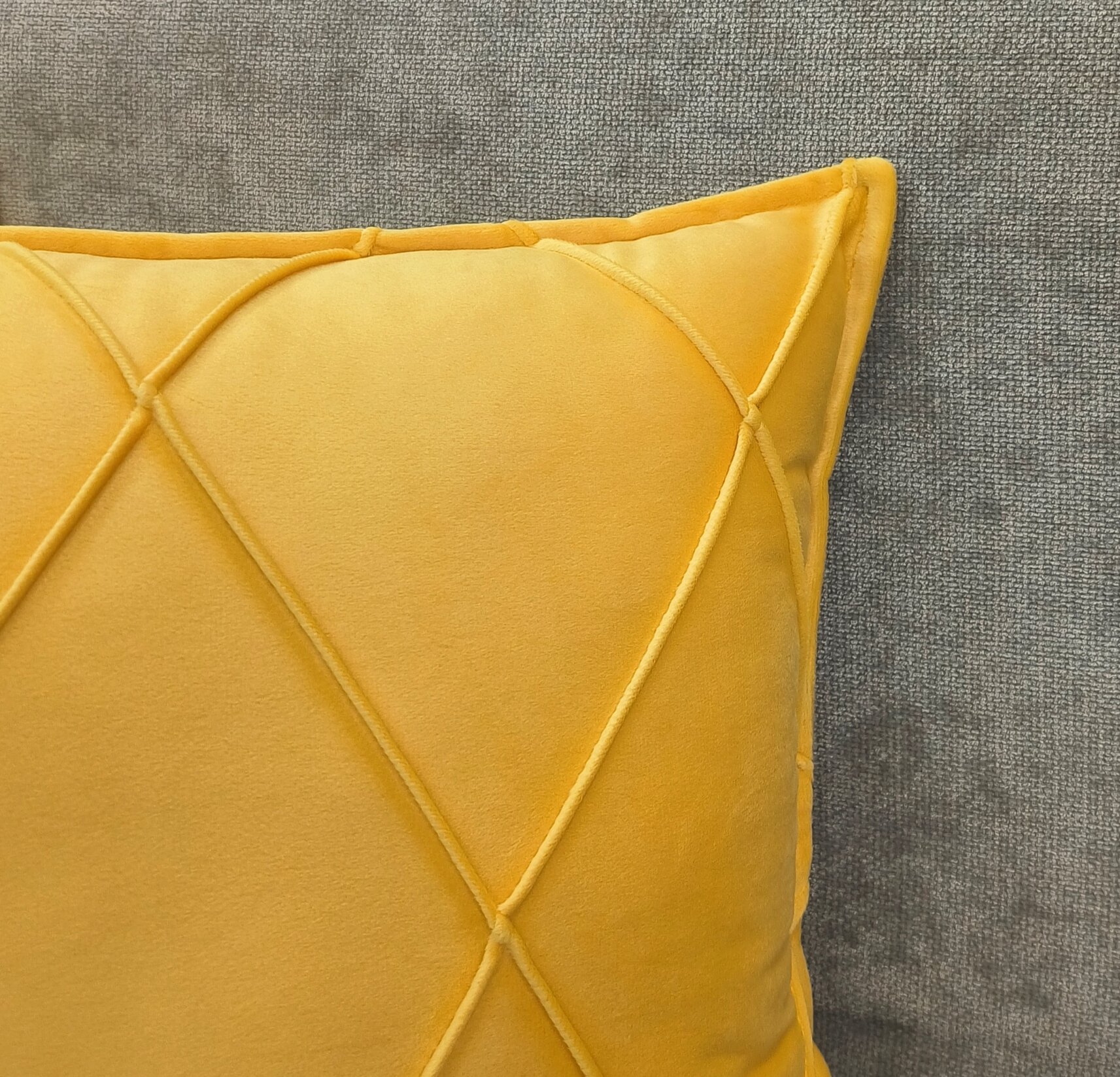 Подушка декоративная на диван 35х50 цвет желтый