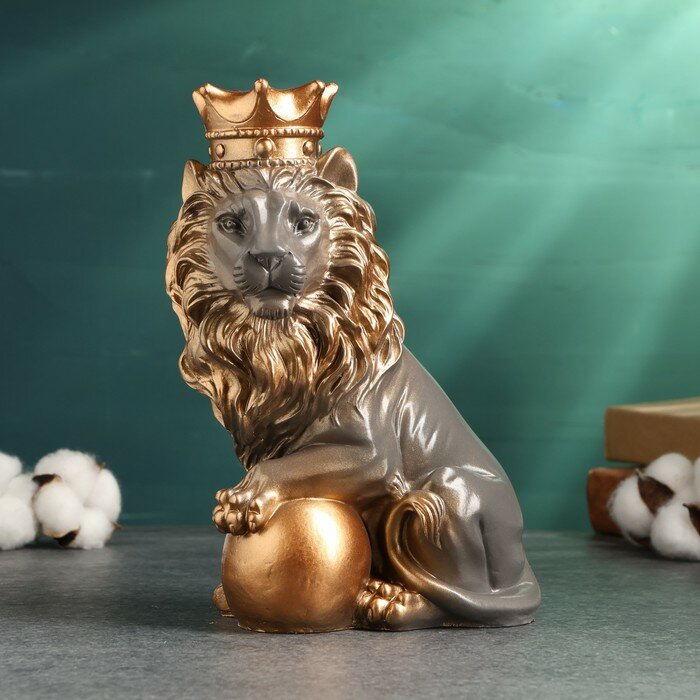 фото Хорошие сувениры Копилка "Лев с короной и шаром сидит" серый с бронзой, 23см