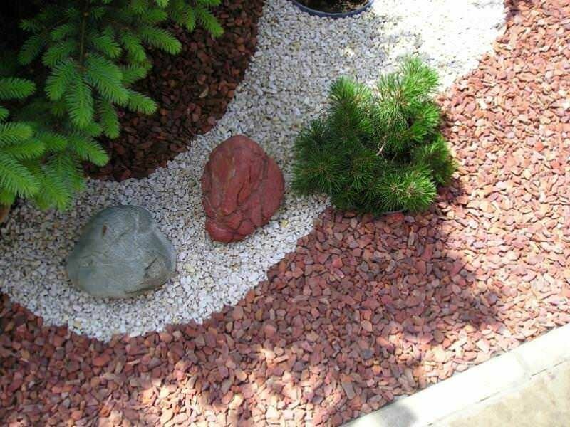 фото мелкий мрамор для цветов и дорожек