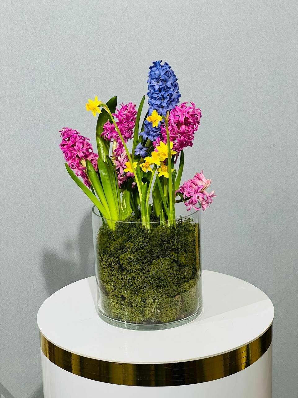 Весенние первоцветы / Нарцисс и гиацинт / Композиция в вазе
