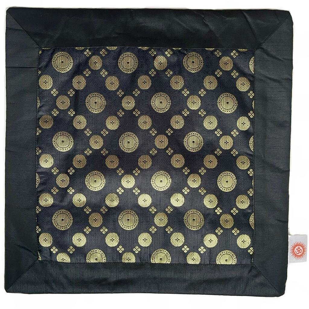 фото Индийский чехол для подушки монеты удачи В рамке, цвет черный (полиэстер, с обратной стороны однотонный на молнии, размер 40 на 40 см.), 1 шт.