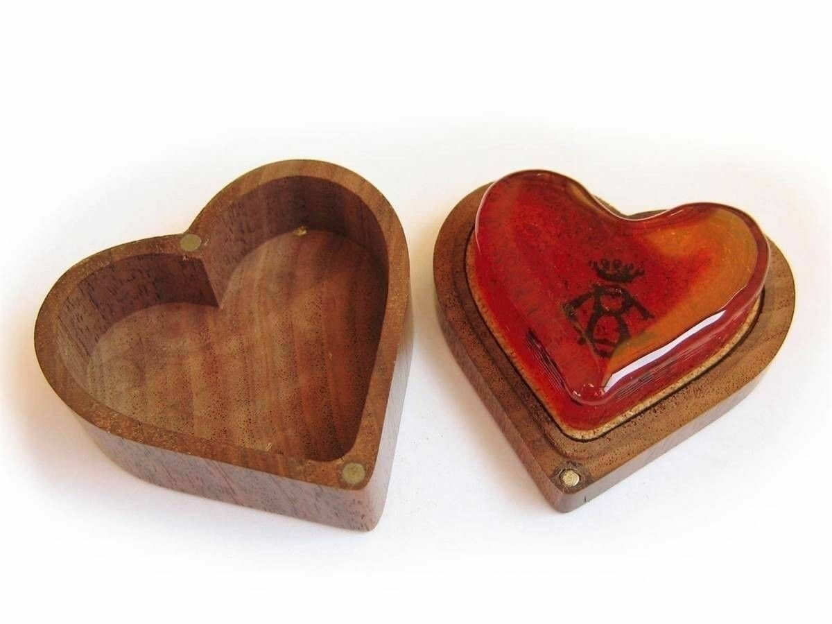 Канифоль скрипичная Bogaro&Clemente Аморе Amore в деревянной коробочке в форме сердца KBA-Vn , Италия
