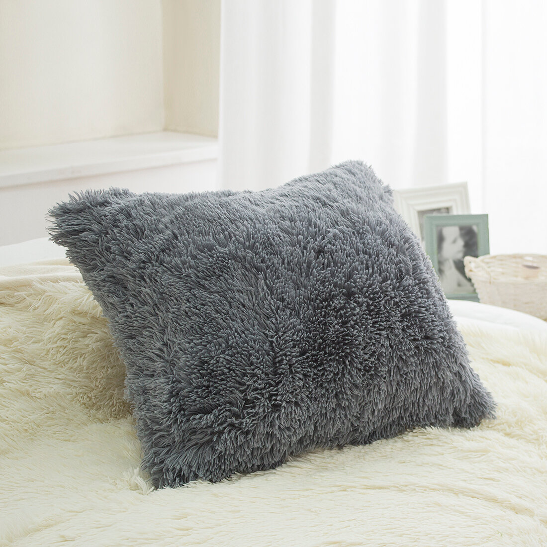 фото Декоративная меховая подушка "Травка" 50x50см, серая