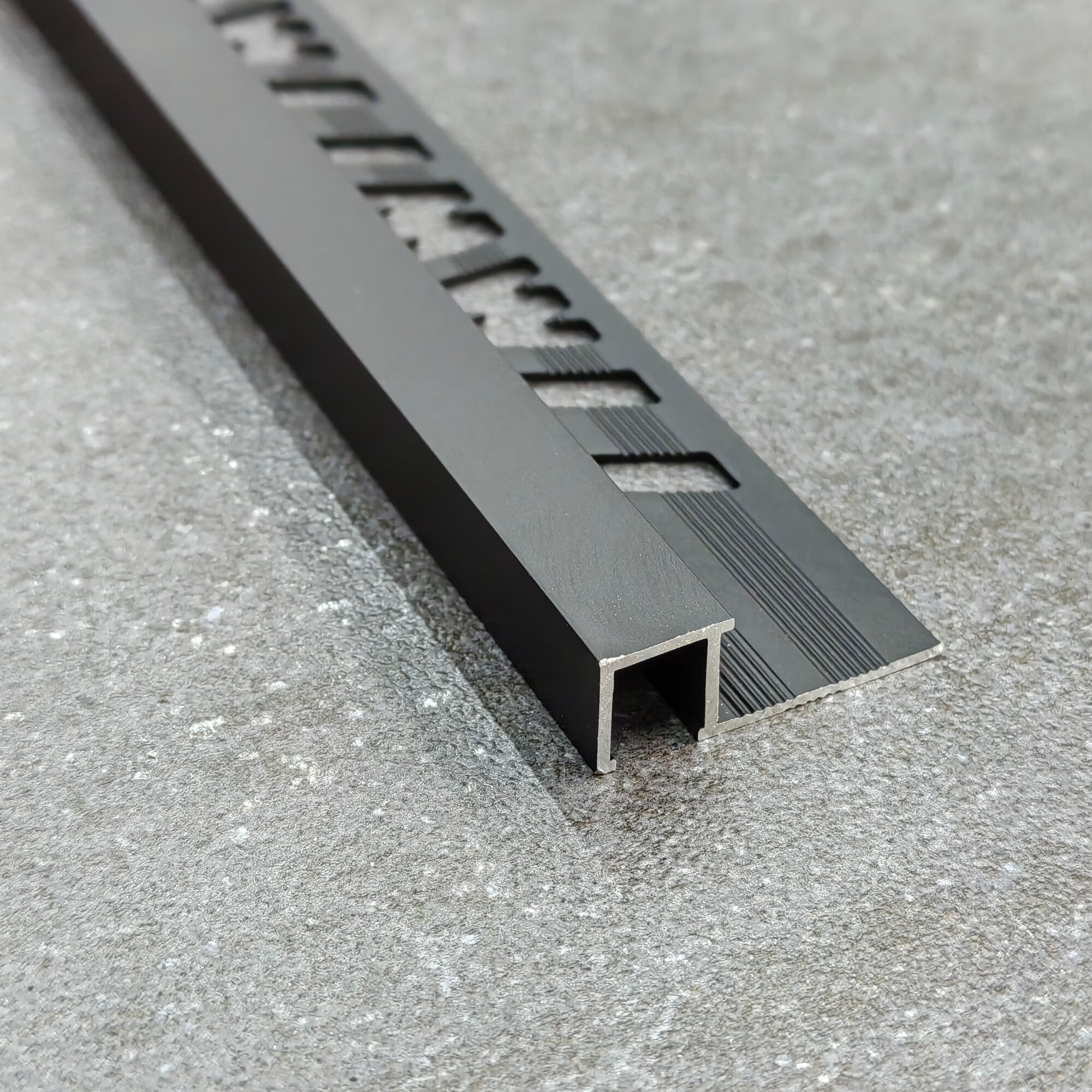Профиль П-образный с закладной алюминиевый анодированный для плитки 10х9мм 2.7м Черный матовый