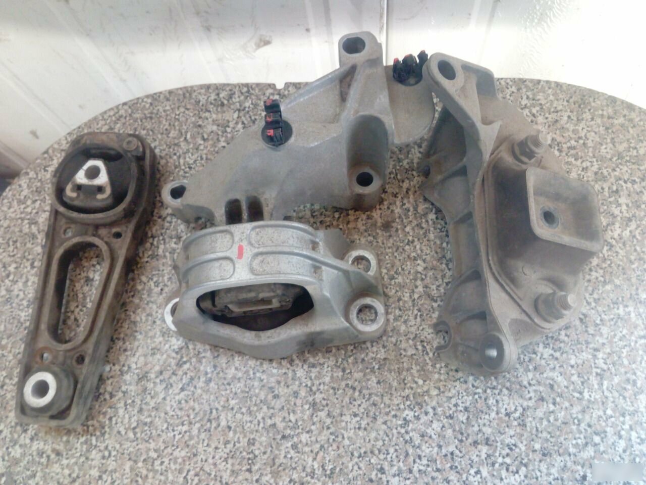 Кронштейн Опора Подушка двигателя renault duster Прав 112102235R