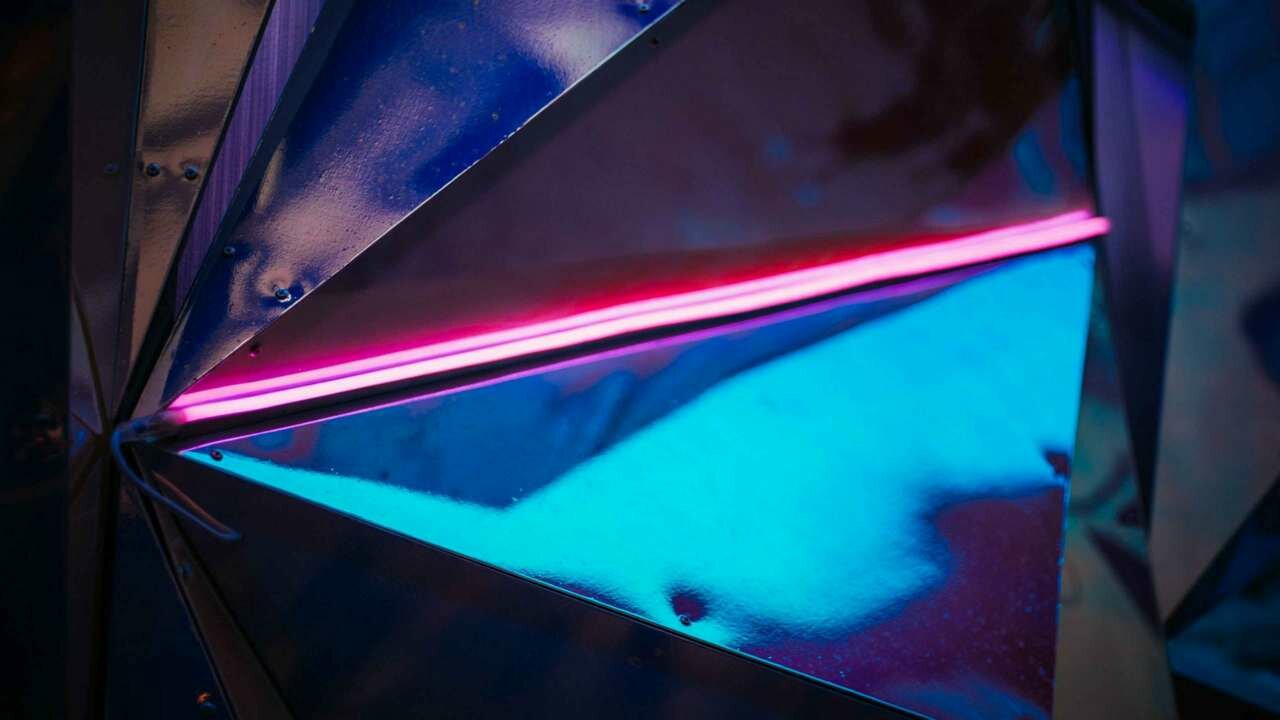 Картина на холсте 60x110 Альянс Лес "Лампа, неон, подсветка, свет, отражение" на подрамнике / интерьер/ декор