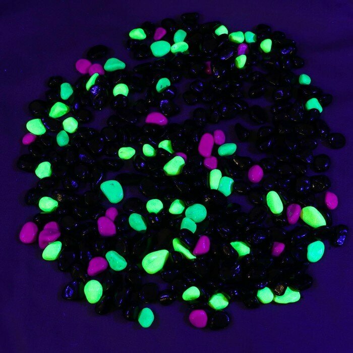 DECOR DE Галька флуоресцентная микс: черный, лимонный, зеленый, пурпурный, 800 г фр.8-12 мм - фотография № 3