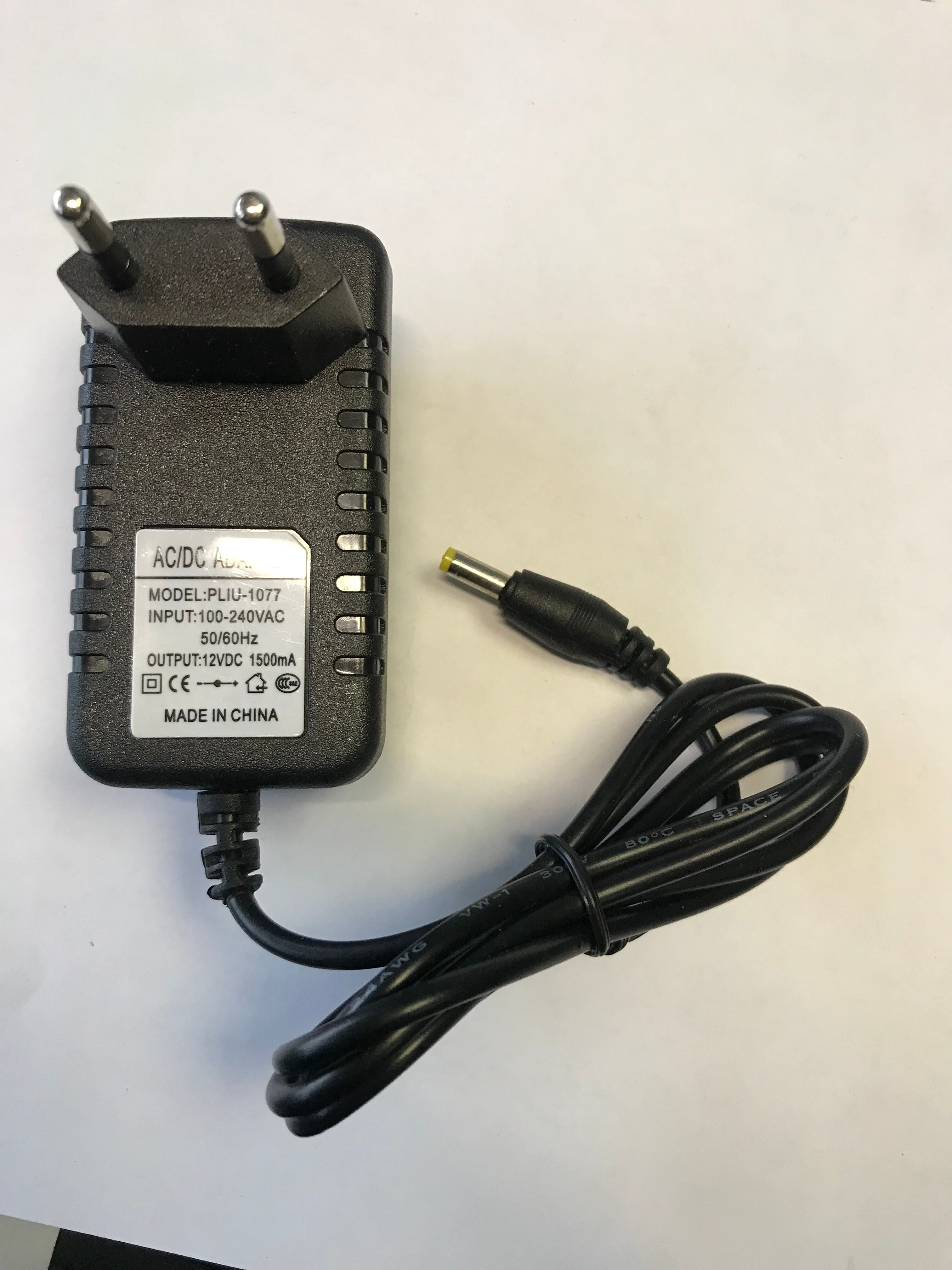 Блок питания AC/DC adapter 12V/1.5A в диаметр штекера 4ММХ2ММ