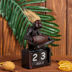 Ооо сим Сувенир дерево календарь "Абориген сидит с барабаном" 19х11х5,5 см