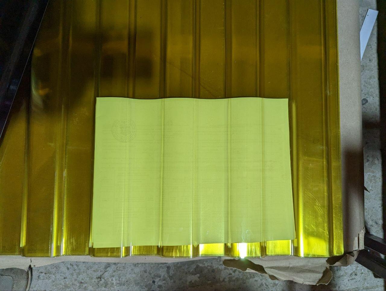 Профнастил пластиковый 0,7мм 1500х900мм прозрачный желтый (упаковка 10 шт.) - фотография № 3
