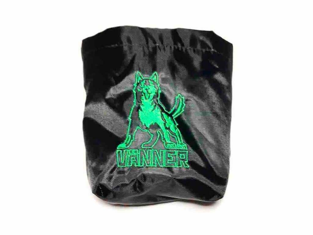 Сумочка для лакомства Vanner черная с зеленой вышивкой - фотография № 1