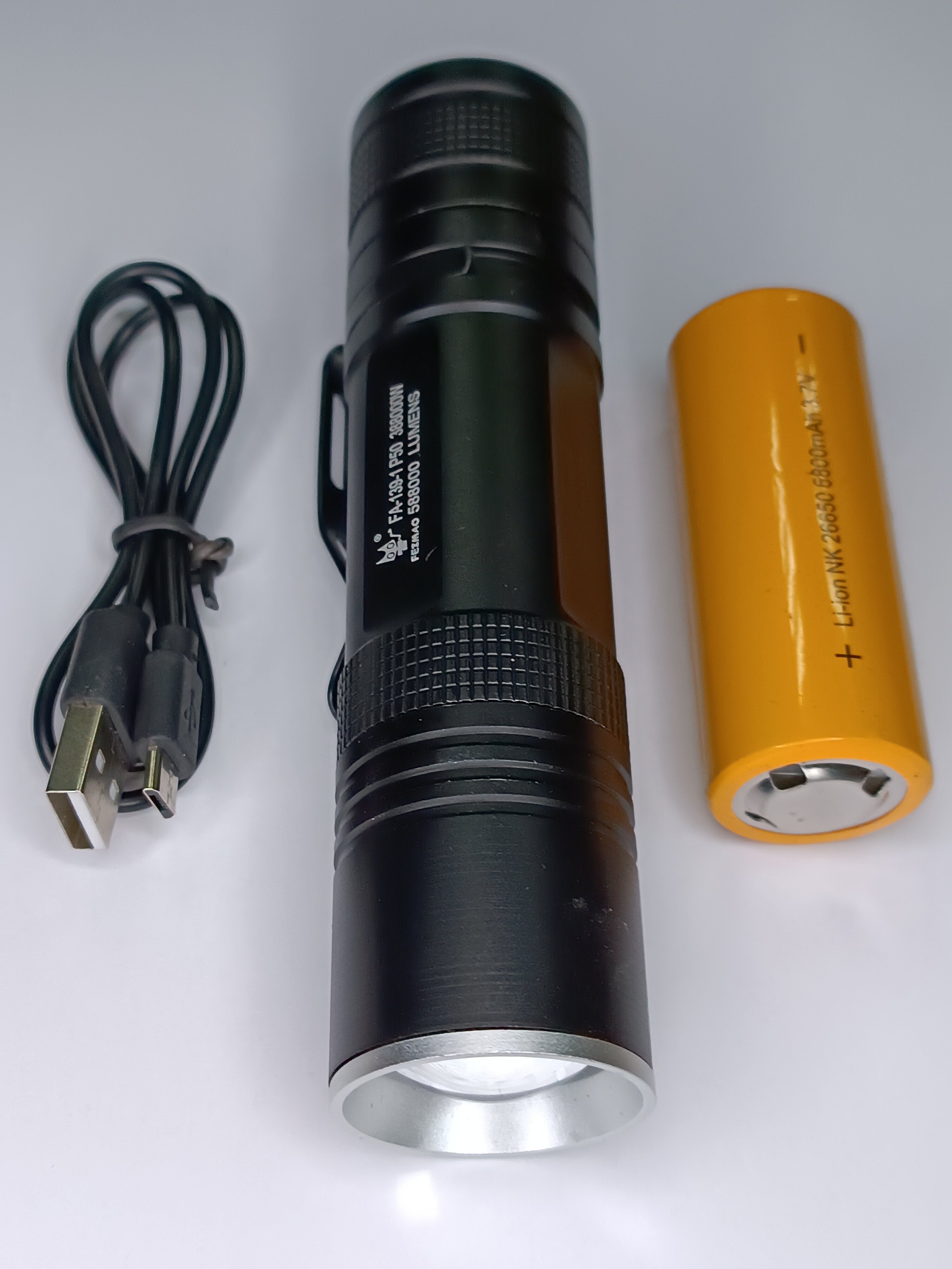 фото Фонарь ручной алюминиевый с мощным светодиодом с аккумулятором 26650.