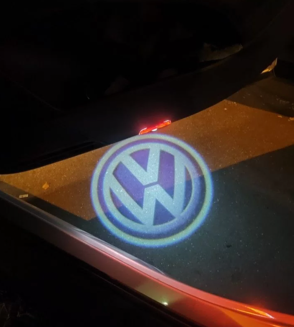 4 плафона подсветки в двери Фольксваген Touareg с 2011 года с проекцией логотипа