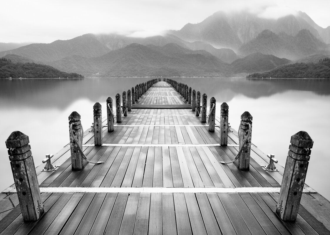 Моющиеся виниловые фотообои Пристань на горном озере черно-белое, 420х300 см - фотография № 1