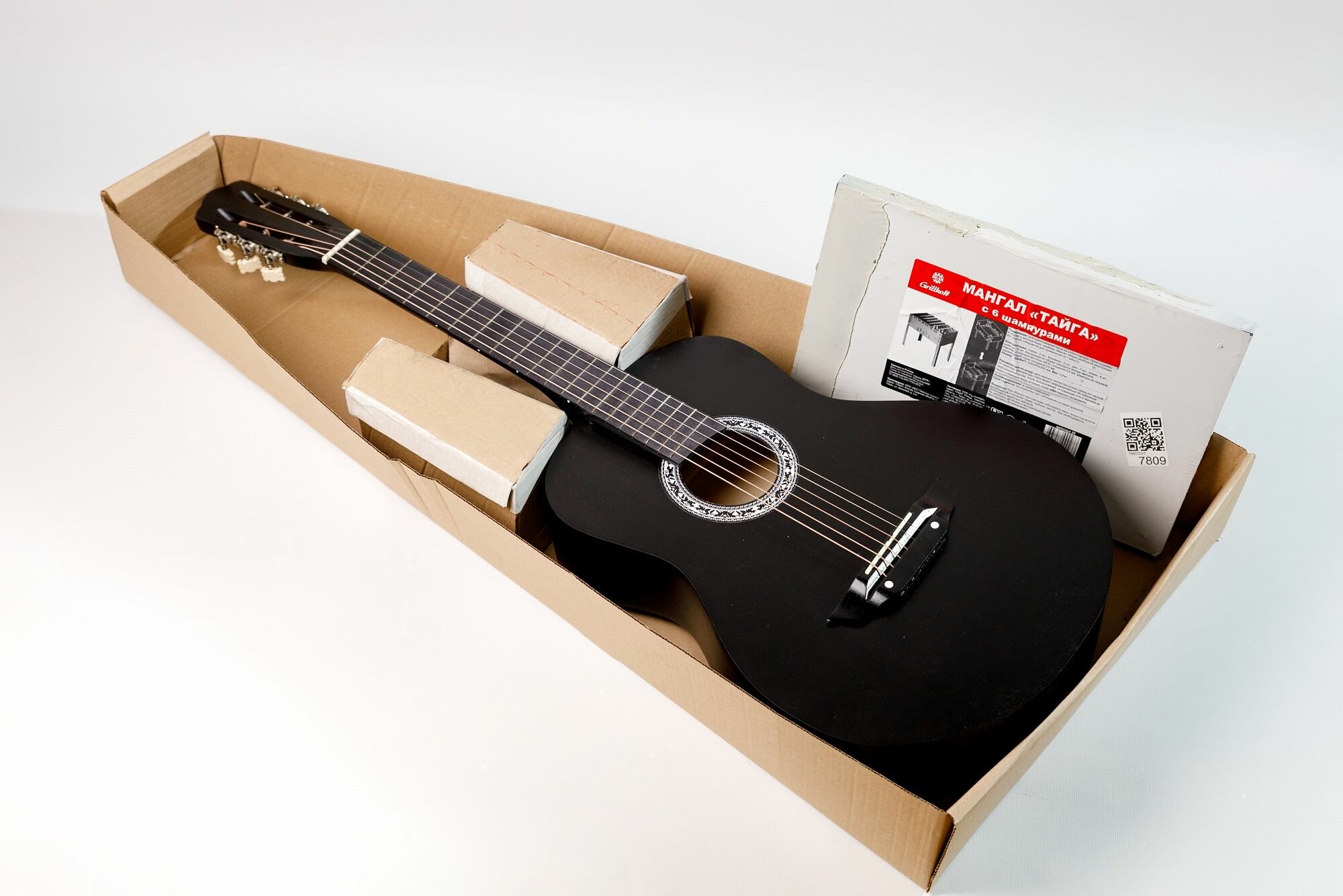 Акустическая гитара, с мангалом, шампурами и углем, черная, аккорд ACD-40A-12-BK-LT