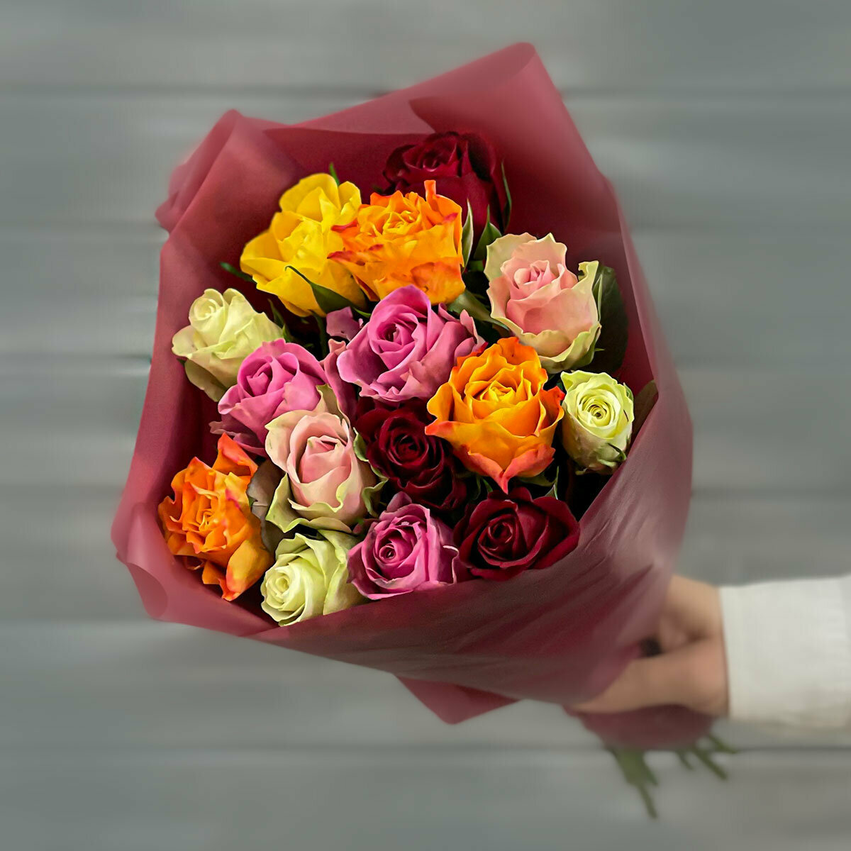 Букет из 17 разноцветных роз 40 см в упаковке Д
