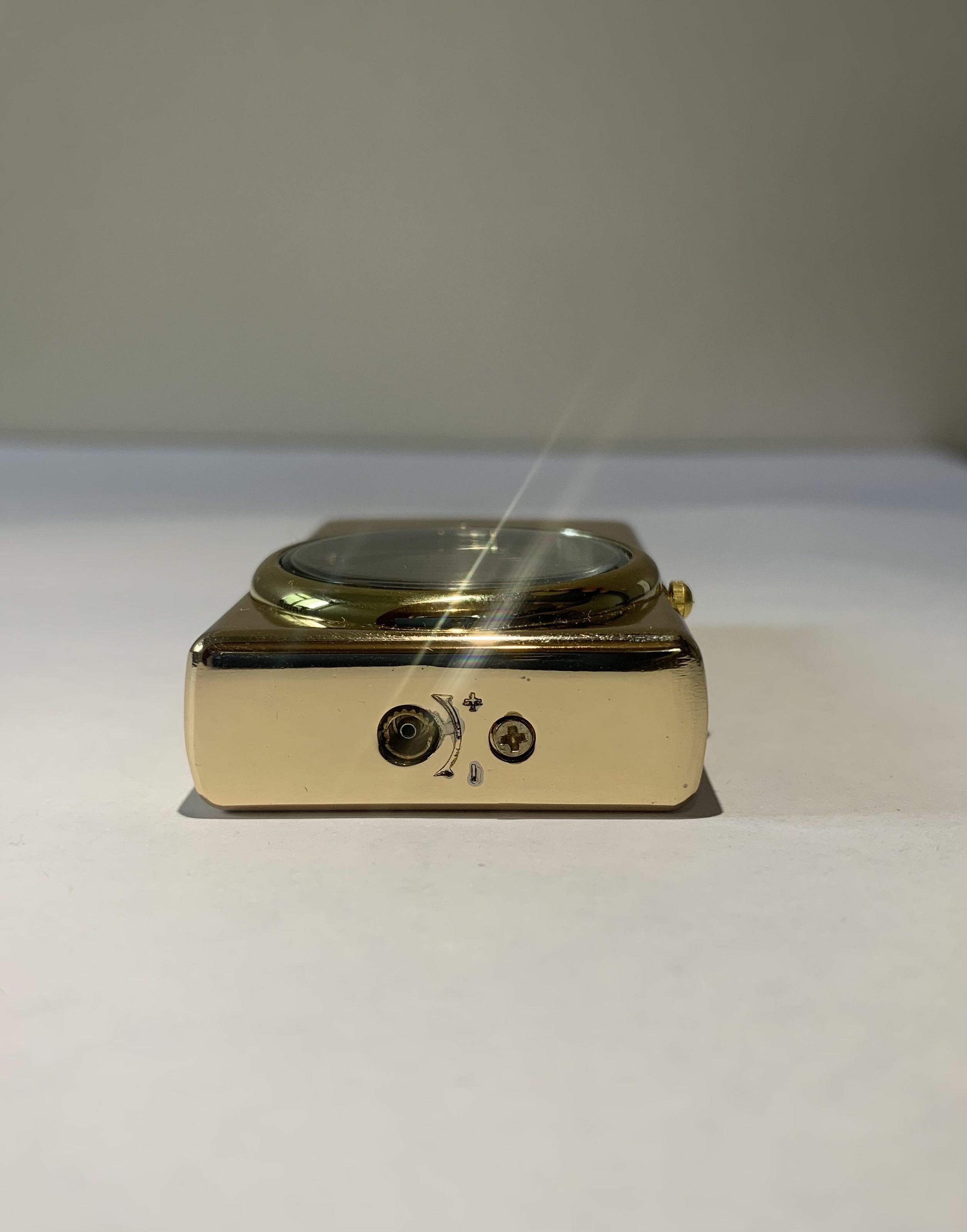 газовая турбо-зажигалка с часами подарочная, золотая - фотография № 3