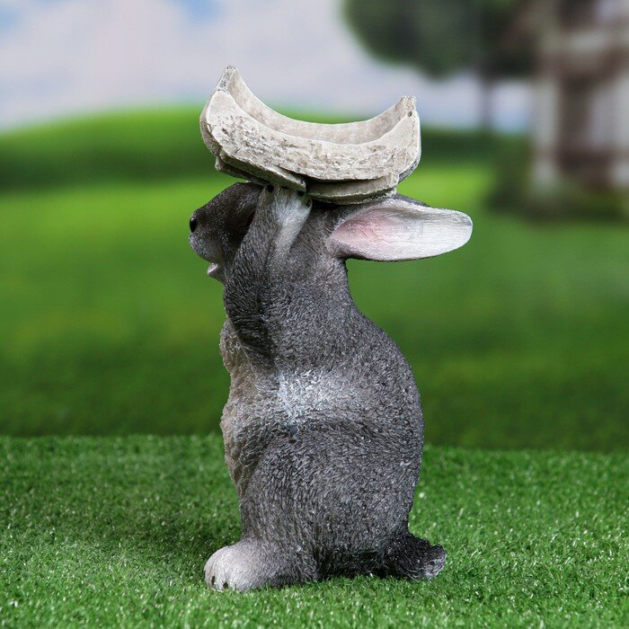 Садовая фигура "Серый заяц с кормушкой на голове" 15х13х24см - фотография № 2