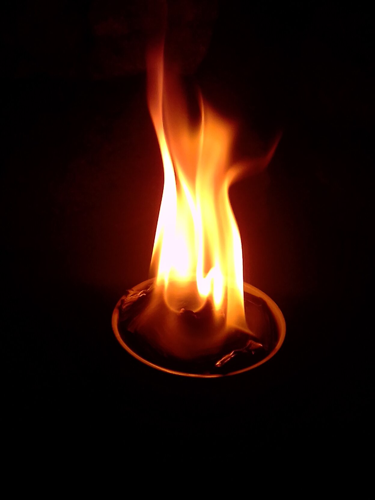 Свеча окопная, парафин, фитиль гофрокартон спираль, весенне-летняя с газовой зажигалкой, крышка ,не герметичная - фотография № 1