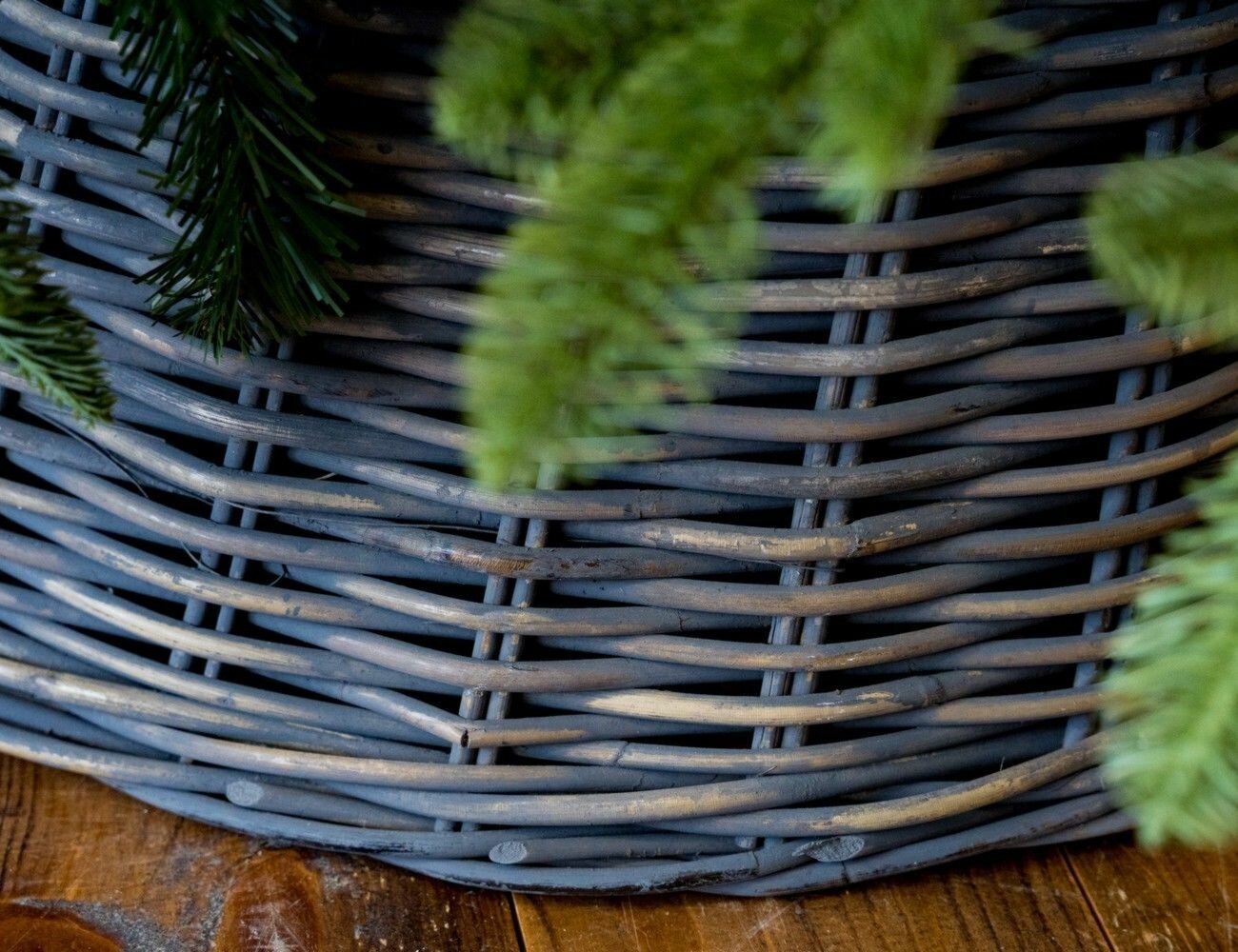 Плетёная корзина "Винтаж" для декорирования основания елки, коричневая дымчатая, 60х26 см, National Tree Company - фотография № 2