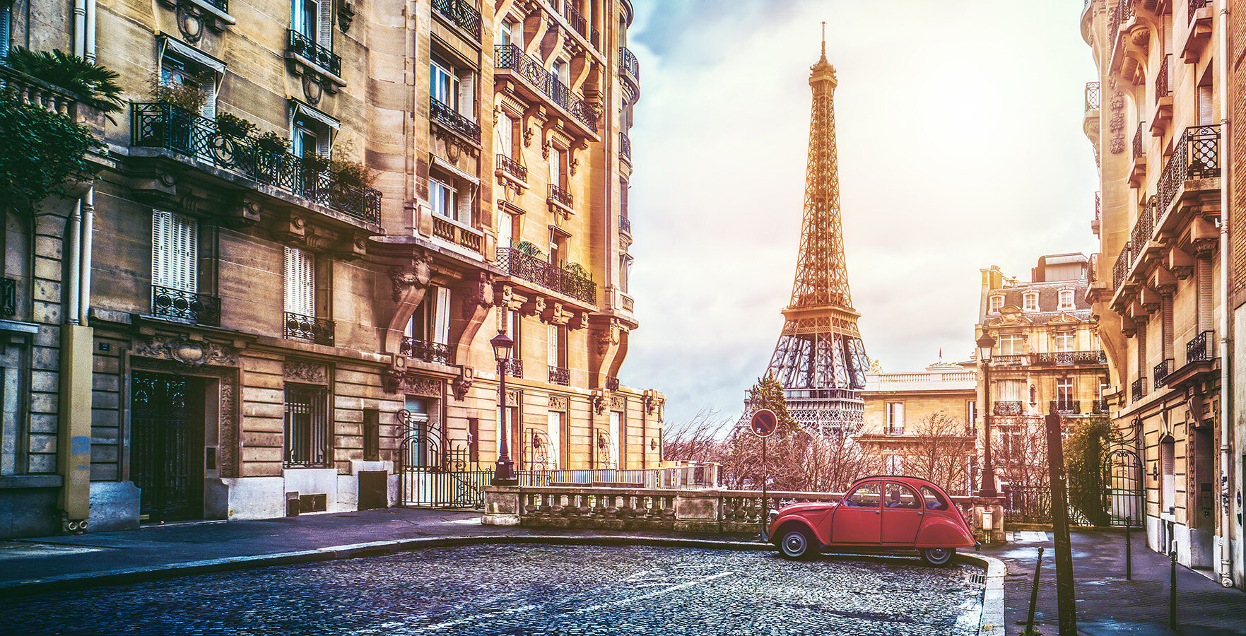 Фотообои Уютная стена "Улочка Парижа с видом на Эйфелеву башню. Франция" 530х270 см Бесшовные Премиум (единым полотном) - фотография № 1