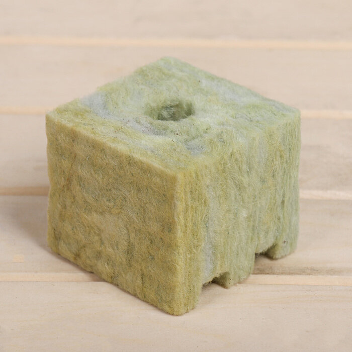 Субстрат минераловатный в кубике, 7.5 × 7.5 × 6.5 см, отверстие 15 × 15 мм, «Эковер» - фотография № 1